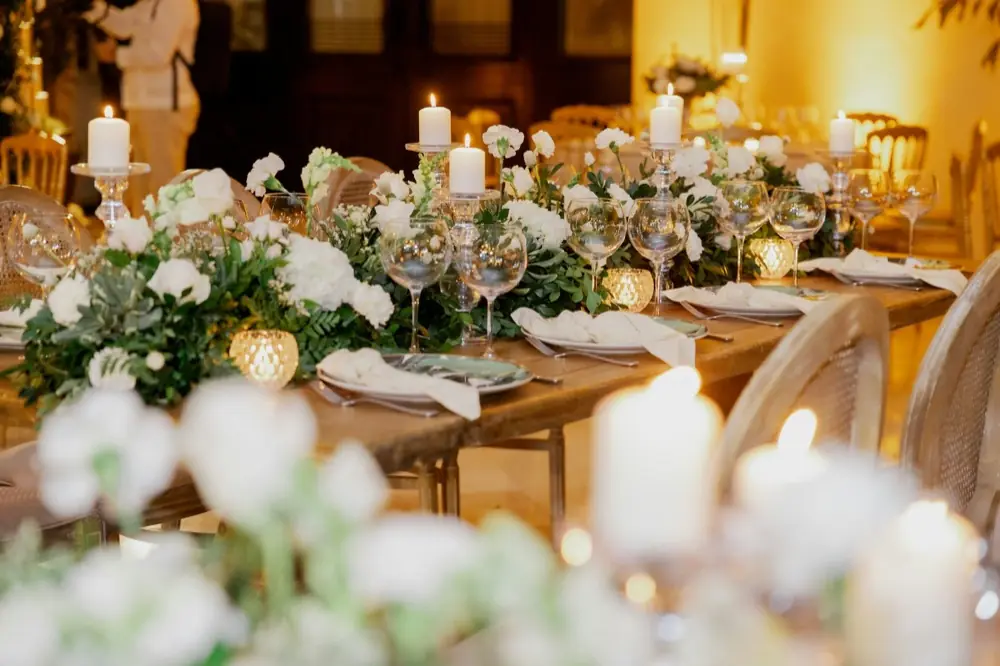 Mesa de banquete con flores y velas